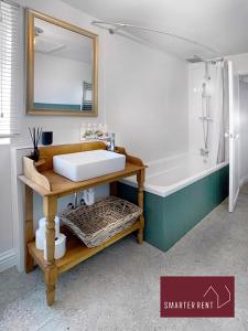 Henley-On-Thames - 2 Bedroom Cottage With Permit Parking Close By في هينلي على نهر التايمز: حمام مع حوض وحوض استحمام