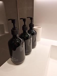 un grupo de tres botellas sentadas en un mostrador en Appartement Wellington D3 Knokke full service et parking en Knokke-Heist