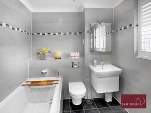 Fotografie z fotogalerie ubytování Chobham - 3 Bedroom Townhouse With Garden & Parking v destinaci Chobham