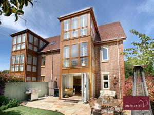 Fotografie z fotogalerie ubytování Chobham - 3 Bedroom Townhouse With Garden & Parking v destinaci Chobham