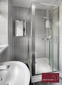 a bathroom with a shower with a toilet and a sink at Farnborough - Lovely 1 Bedroom House in Blackwater