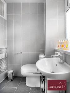 a bathroom with a toilet and a sink at Farnborough - Lovely 1 Bedroom House in Blackwater