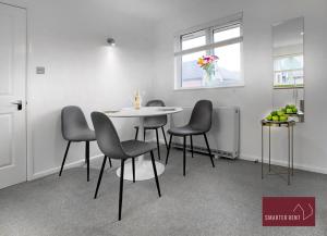 comedor con mesa, sillas y ventana en Lovely Apartment, Maidenhead en Maidenhead
