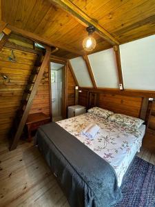 Un pat sau paturi într-o cameră la Chalé da Mamis - Pousada Sul da Ilha