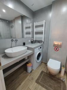 Kamar mandi di Argous - Athens City Center Apartment