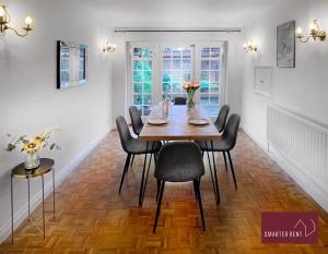 uma sala de jantar com mesa e cadeiras em Maidenhead - Lovely Modern 3 bedroom house em Maidenhead