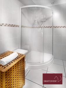 uma casa de banho com um chuveiro, um lavatório e um WC. em Maidenhead - Lovely Modern 3 bedroom house em Maidenhead
