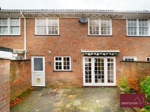 a red brick house with a white door at Maidenhead - Lovely Modern 3 bedroom house in Maidenhead