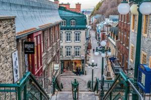 uitzicht op een straat in een stad met gebouwen bij Maison Grenier - Le Nid in Québec