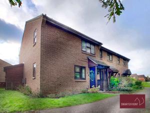 une maison en briques avec une porte bleue dans l'établissement Bracknell - Modern, Spacious 1 Bedroom House, à Easthampstead