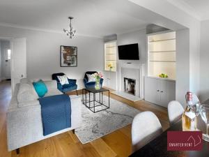 ein Wohnzimmer mit einem Sofa und einem Kamin in der Unterkunft Bray - Characterful 3 Bed House by the River in Bray