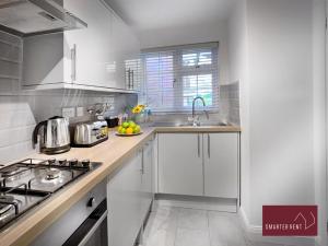 Køkken eller tekøkken på Wokingham - 2 Bedroom Maisonette - With Parking + 4 billeder