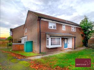 a brick house with a green door in the yard at Wokingham - 2 Bed Modern House - Parking in Wokingham