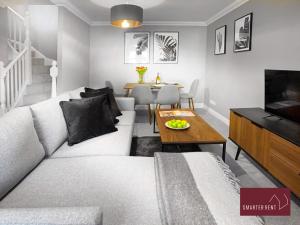 - un salon avec un canapé et une table dans l'établissement Knaphill - 2 Bedroom House - With Parking, à Brookwood