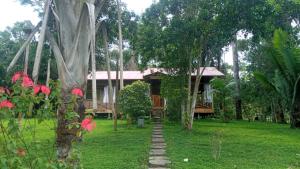 una casa en medio de un patio con árboles en Eco Villa Uaturi, en Iquitos