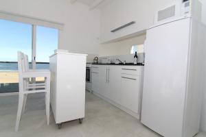 Η κουζίνα ή μικρή κουζίνα στο Ménage à Trois