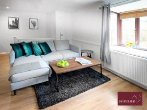 un soggiorno con divano e tavolino da caffè di Hitchin - Millstream - 2 Bedroom Coach House a Ickleford