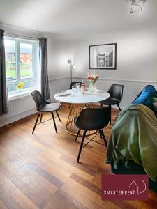 Posezení v ubytování Farnborough - Peel Court - 2 Bed Parking & Garden