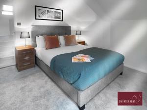 a bedroom with a bed with a blue blanket on it at Farnborough - Peel Court - 2 Bed Parking & Garden in Cove