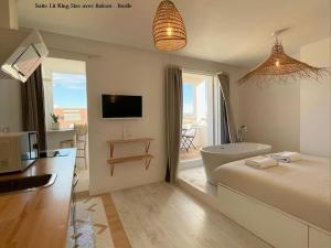 a bathroom with a bed and a tub and a kitchen at LaFrenchCasa Clandestina in Marseille