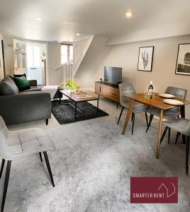 un soggiorno con divano e tavolo di Ascot - Immaculate 2 bed House with parking ad Ascot