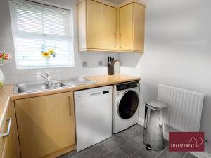 a kitchen with a washing machine and a sink at Wokingham - 2 Bedroom Ground Floor Flat - With Parking in Wokingham