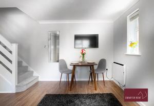a dining room with a table and chairs at Lightwater - 1 Bedroom House - With Parking in Bagshot