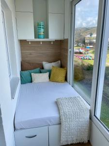 Tempat tidur dalam kamar di Urlaub in der Eifel am Rursee mit Seeblick