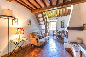 un salon avec un canapé et une table dans l'établissement Agriturismo Fattoria Santo Stefano, à Greve in Chianti