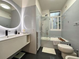 een badkamer met een toilet, een wastafel en een douche bij Bellissimo Appartamento in Como