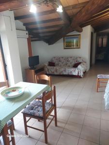 sala de estar con cama, mesa y sillas en Agriturismo La Verde Rosa, en Pescia Romana