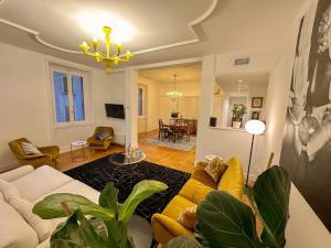een woonkamer met een bank en een tafel bij Bellissimo Appartamento in Como
