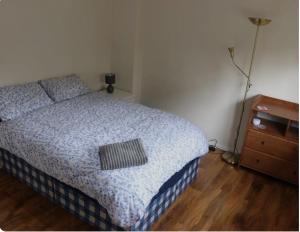 Tempat tidur dalam kamar di Wellesley, Central London Living in peaceful Suburb
