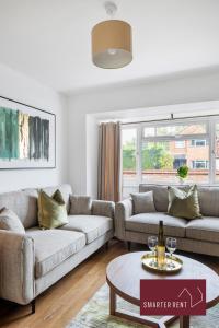 a living room with a couch and a table at Woking - 4 Bedroom House - With Garden & Driveway in Brookwood
