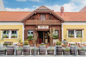 a building with barrels in front of it at Hotel Schlof Guat in Oberpullendorf