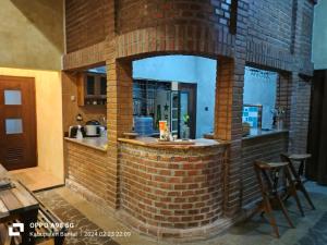 a brick wall with a bar in a kitchen at Edhost D'Castillo in Tjepit
