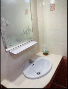 パタヤ・サウスにあるPauna Inn Pattayaのバスルーム(白い洗面台、鏡付)
