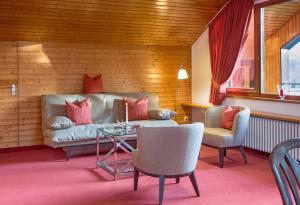 - un salon avec un canapé et une table dans l'établissement Ferienhaus am Mattenweg, à Hinterzarten