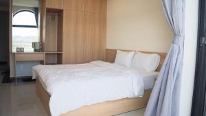Een bed of bedden in een kamer bij Mộc Phương hotel&massage
