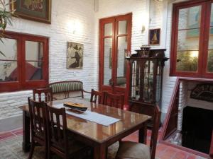 een eetkamer met een tafel en stoelen en een open haard bij Galeón Nouveau (Apt 02). Terrace in The Oldtown in Montevideo