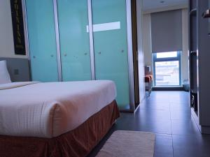 Katil atau katil-katil dalam bilik di JOIN INN HOTEL Jebel Ali, Dubai - Formerly easyHotel Jebel Ali