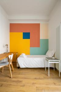 una camera con letto e parete colorata di Affittacamere Biscotti22 a Bologna
