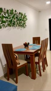 een eettafel met twee stoelen en een tafel en een plant bij Acogedor Estudio 310 Cartagena Bocagrande a 1 cuadra de la playa in Cartagena