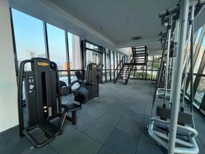 um ginásio com equipamento cardiovascular num edifício com janelas em Family friendly 3 bedroom 8-10pax @Urban Suites em George Town