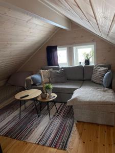 uma sala de estar com um sofá e uma mesa em Hytte i Neverfjord. em Kvalsund