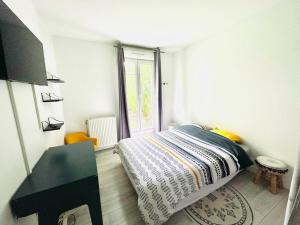 ブシー・サン ・ジョルジュにあるHappy Shelterのベッドと窓のある小さな寝室