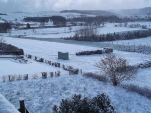 梅德巴赫Ferienwohnung Haus Weitblick的雪地里满是卡车 更多36张照片