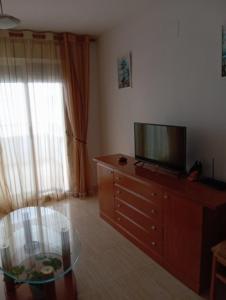 Telewizja i/lub zestaw kina domowego w obiekcie Apartamento de 2 dormitorios en Magic World, Marina D'or