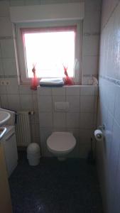 a small bathroom with a toilet and a window at Ferienwohnung Käfer in Rust