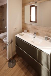 y baño con lavabo blanco y aseo. en La Casina di Ely B&B, en SantʼAndrea in Casale
